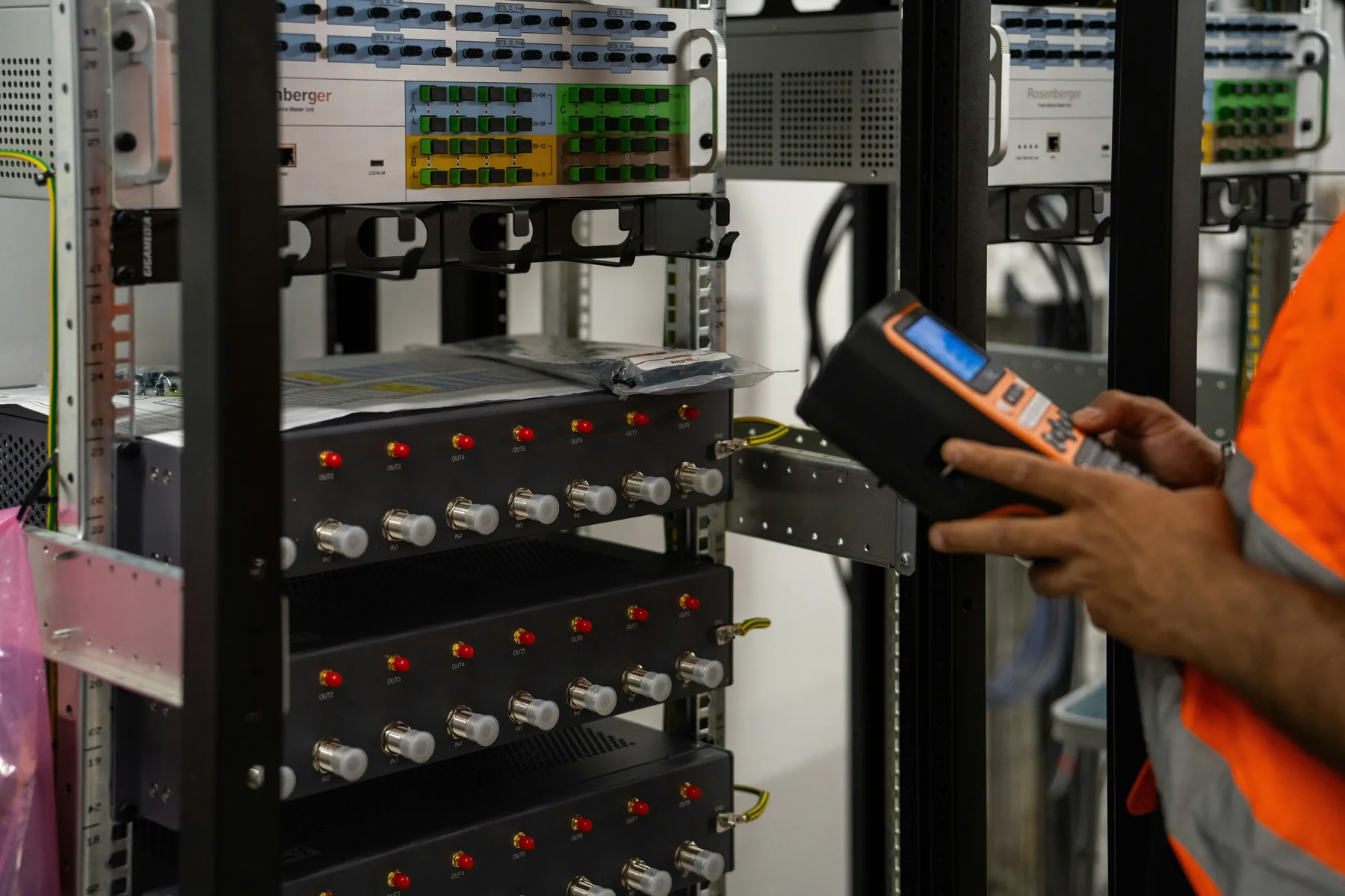 Profissional trabalhando com tecnologia